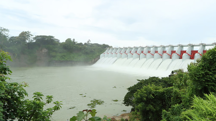 কাপ্তাই হ্রদের পানি বিপৎসীমার ওপরে, খুলে দেওয়া হয়েছে ১৬টি জলকপাট