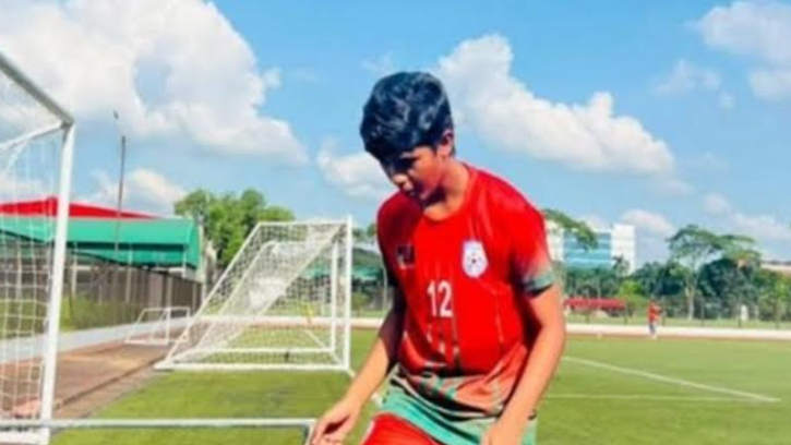 বসতভিটার স্বপ্ন বুকে নিয়ে মাঠে লড়ছেন ফুটবলযোদ্ধা প্রতিমা মুন্ডা