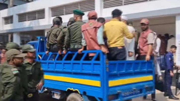 ব্রাহ্মণবাড়িয়ায় কঠোর নিরাপত্তায় বিভিন্ন কেন্দ্রে নির্বাচনী সরঞ্জাম বিতরণ