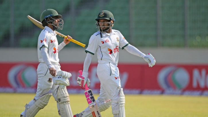 মমিনুলের ব্যর্থতা ছাপিয়ে মুশফিকের ফিফটি, লিড ৫০৮