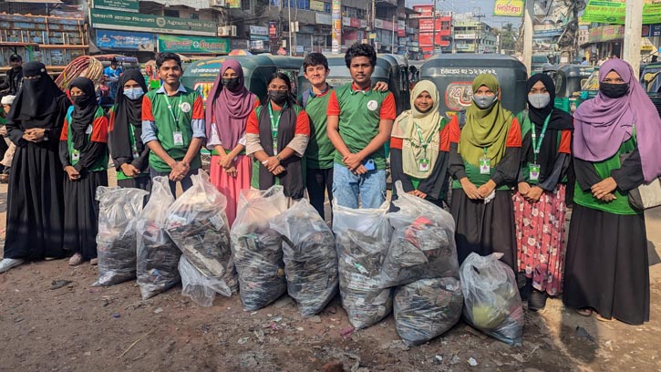 হাটহাজারী বাস স্ট্যান্ডে ক্লিন বাংলাদেশ টিমের পরিচ্ছন্নতা ও সচেতনতা অভিযান