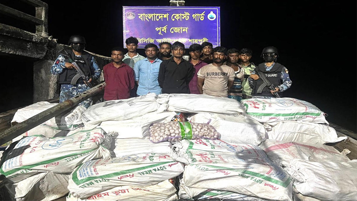মাদক পাচারকালে ১০ পাচারকারী আটক 