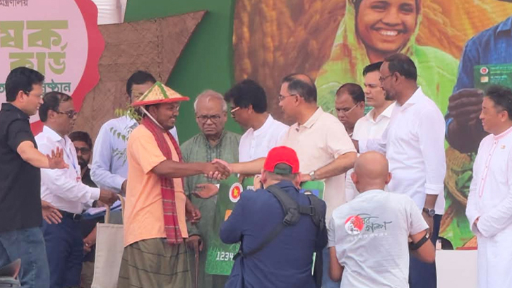 টাঙ্গাইল স্টেডিয়ামে প্রধানমন্ত্রীর উপস্থিতিতে কৃষক কার্ড বিতরণ শুরু