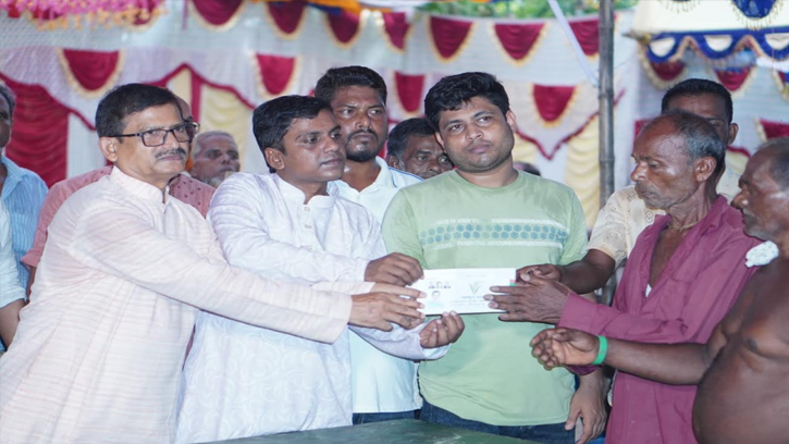 কুড়িগ্রামে ১০৭ টি পূজা মণ্ডপে তারেক রহমানের শুভেচ্ছা অনুদান প্রদান