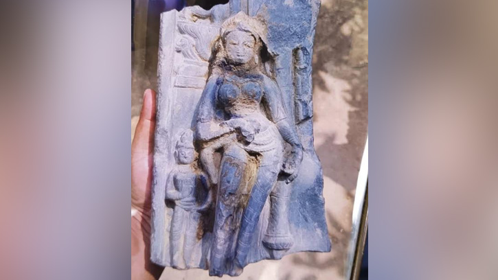 মান্দায় পুকুর খননের সময় কষ্টিপাথরের মূর্তি উদ্ধার
