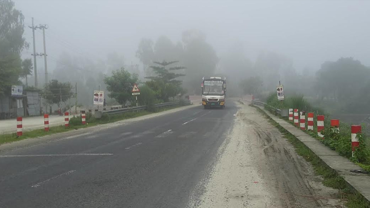 পঞ্চগড়ে হঠাৎ কুয়াশা, জানান দিচ্ছে শীতের আগমনী বার্তা