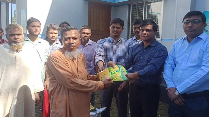 বিনামূল্যে সার ও বীজ পেল পঞ্চগড়ের ৭ হাজার প্রান্তিক কৃষক