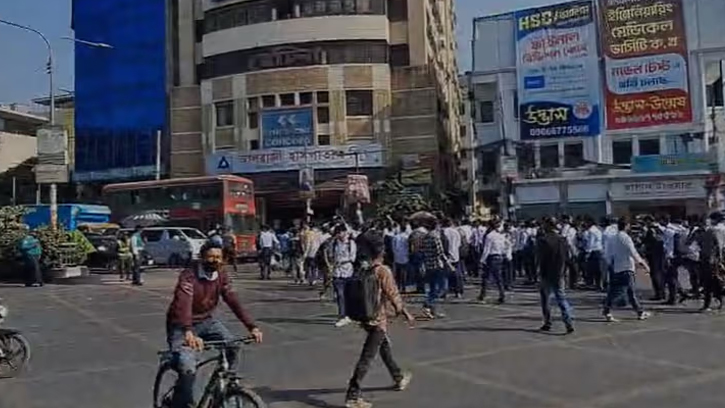 দুই ঘণ্টার বিক্ষোভ শেষে ফার্মগেটের যান চলাচল স্বাভাবিক