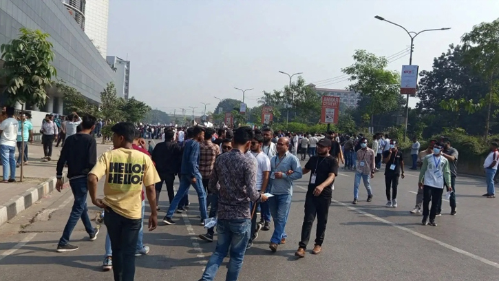 আগারগাঁওয়ে মোবাইল ব্যবসায়ীদের অবরোধে বিপর্যস্ত ট্রাফিক
