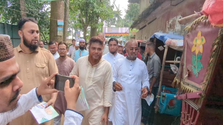 রাঙ্গুনিয়ায় জামায়াত প্রার্থী ডা. রেজাউলের গণসংযোগ ও লিফলেট বিতরণ