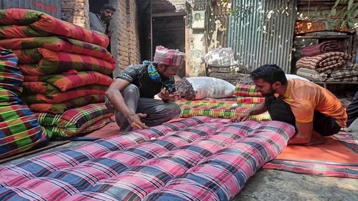 বাগেরহাটে কদর বেড়েছে লেপ তোষক কারিগরদের