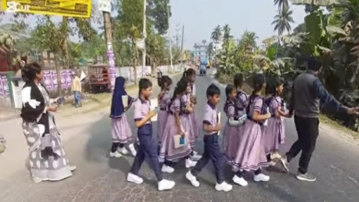 ব্যস্ত মহাসড়কে ঝুঁকি কাটিয়ে শিক্ষিকার মানবিক উদ্যোগ