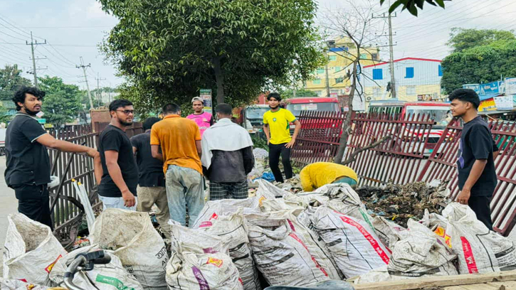 সীতাকুণ্ডের ভাটিয়ারীতে তরুণদের উদ্যোগে ময়লার স্তূপ পরিস্কার