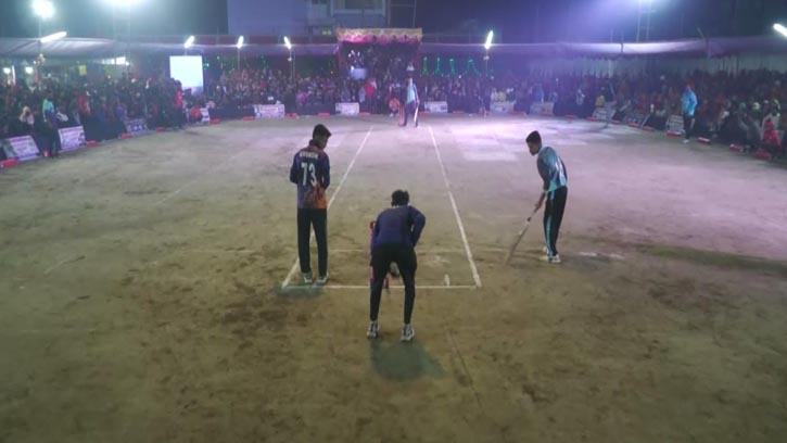 ফসলি জমির মাঠেই ক্রিকেট উৎসব