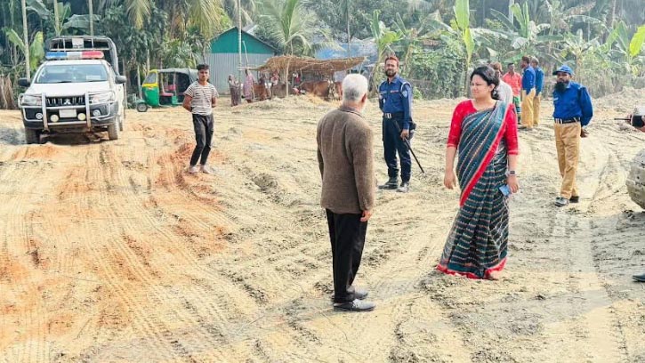 রায়পুরে অবৈধভাবে মাটি কাটার দায়ে প্রশাসনের জরিমানা 