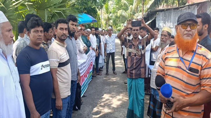 নোয়াখালীতে অস্থায়ী পুলিশ ক্যাম্প স্থাপনের দাবিতে বিক্ষোভ