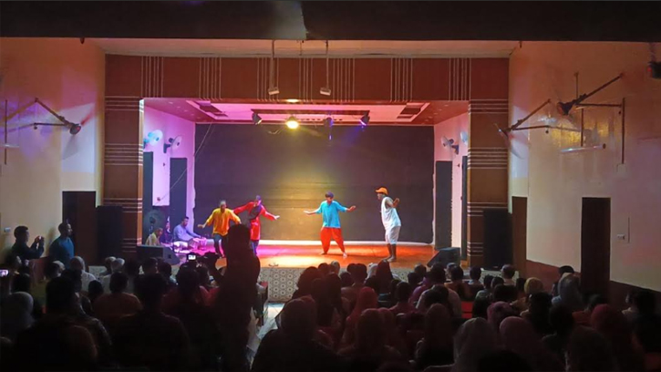 দুই যুগ পর টিকেট কেটে মঞ্চ নাটক উপভোগ করলেন দর্শক 