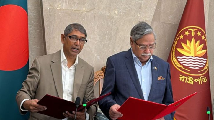 মন্ত্রী হিসেবে শপথ গ্রহণ করলেন আহমেদ আযম খান