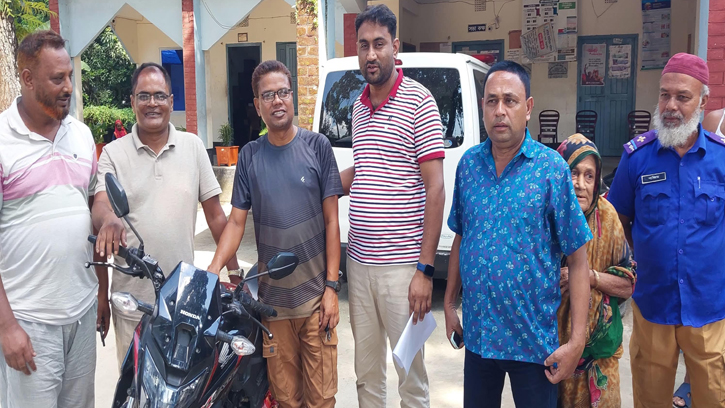 চুরি যাওয়া মোটরসাইকেল উদ্ধার, মালিকের কাছে হস্তান্তর