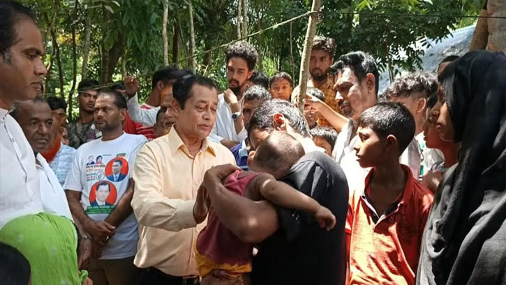 ফরিদগঞ্জে অসহায় পরিবারের পাশে সাবেক এমপি লায়ন হারুনুর রশিদ