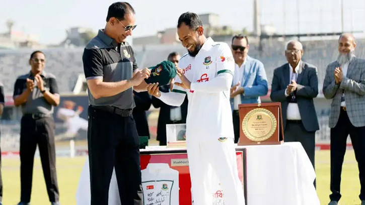 শততম টেস্টে মুশফিকুর রহিম পেলেন গৌরবময় সম্মাননা