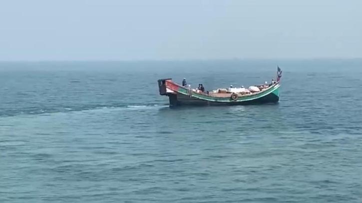 সেন্টমার্টিনগামী ট্রলার নাফ নদীর মোহনায় আটকা 