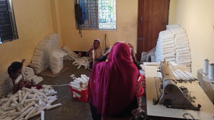 রায়পুরে অনুমোদন বিহীন নিম্নমানের স্যানিটারি ন্যাপকিন প্যাড তৈরি 