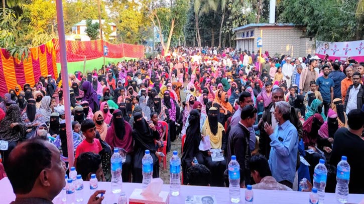 নোয়াখালীতে ধানের শীষের উঠান বৈঠকে নারীদের ঢল