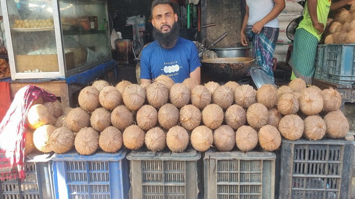 দশ লক্ষ টাকার নারিকেল বেচাকেনায় মুখর ফুলবাড়ী বাজার
