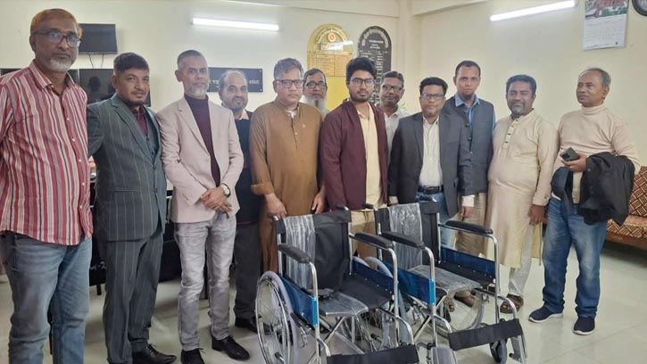 নবীনগর হাসপাতালে দুঃস্থ রোগীদের জন্য দুইটি হুইলচেয়ার হস্তান্তর