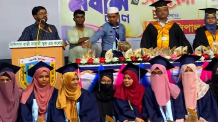 ৬০০ নবীন শিক্ষার্থীকে ফুল দিয়ে বরণ 