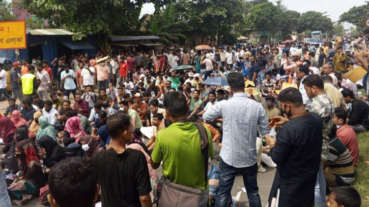চাকরি ফিরে পেতে ঢাকা-চট্রগ্রাম মহাসড়ক অবরোধ