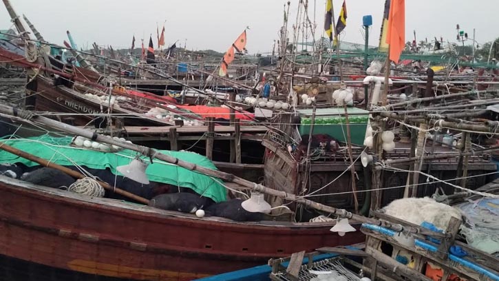 নিষেধাজ্ঞা শেষে ইলিশ আহরণে মেঘনায় নামবেন লক্ষাধিক জেলে