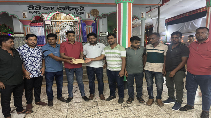 দুর্গাপূজায় সীতাকুণ্ডে যুবদল নেতার আর্থিক সহযোগিতা