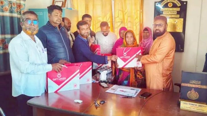 ঘোড়াঘাটে ইউপি চেয়ারম্যানের শীতের শাল বিতরণ