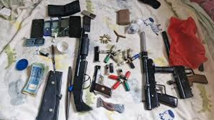 হাটহাজারীতে ১৮ মামলার আসামি মনা অস্ত্রসহ আটক