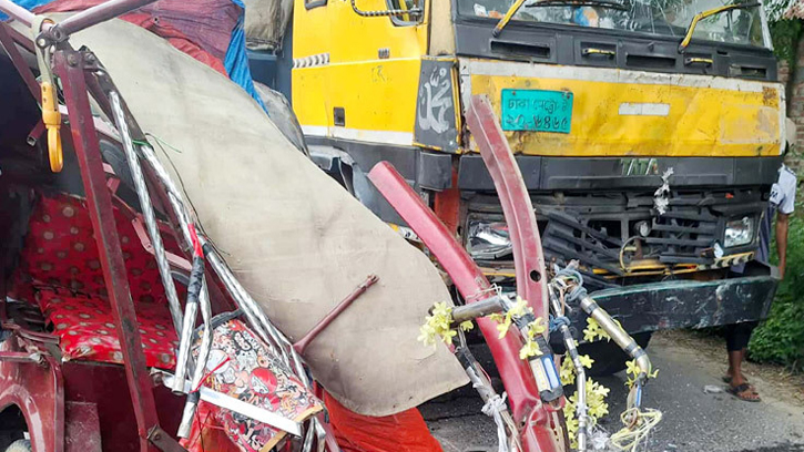 চলন্ত ট্রাকে অটোরিকশার ধাক্কায় শিশুসহ নিহত ৩