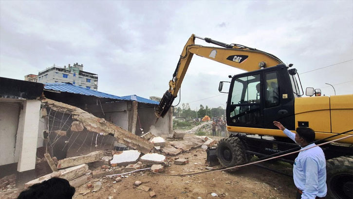 কক্সবাজারের বাঁকখালীতে ২য় দিনের মত উচ্ছেদ অভিযান 