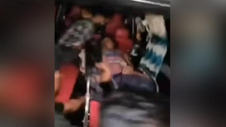 ডুবে যাওয়া বলগেট তুলতে গিয়ে শ্রমিকের হাত ছিঁড়ে পড়ল নদীতে  