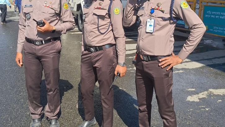এক বছরের ব্যবধানে আবার বদলাচ্ছে পুলিশের পোশাক
