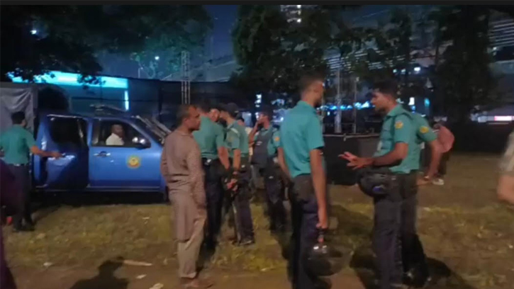 চট্টগ্রামে 'জয় বাংলা' শ্লোগানকে ঘিরে সংঘর্ষ-ভাংচুর, গুলিবিদ্ধ ১