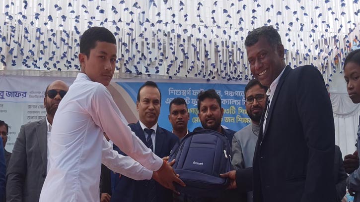 পঞ্চগড়ে দুই হাজার শিক্ষার্থী পেল শীতবস্ত্র ও শিক্ষা উপকরণ 