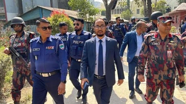 যশোরে রিটার্নিং কর্মকর্তা ও পুলিশ সুপারের ভোটকেন্দ্র পরিদর্শন