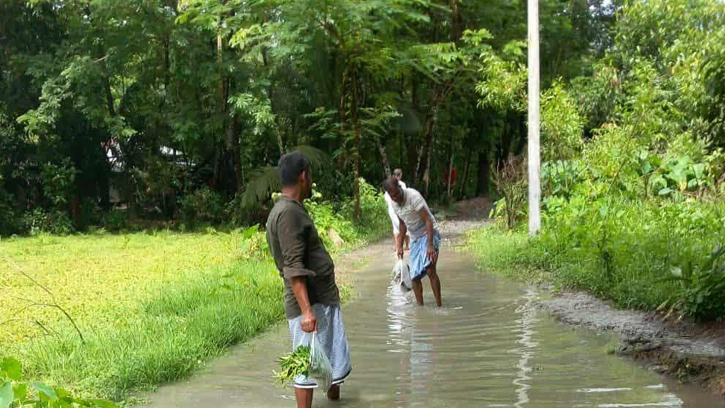 সন্দ্বীপে মাইটভাঙ্গায় হোসেনিয়া সড়কে কোমর পানি, চলাচল অনুপযোগী