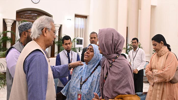 হাদির পরিবারের সঙ্গে প্রধান উপদেষ্টার সাক্ষাৎ
