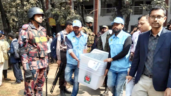 ভোট কেন্দ্রগুলোতে পৌঁছেছে নির্বাচনী ব্যালট ও সরঞ্জাম