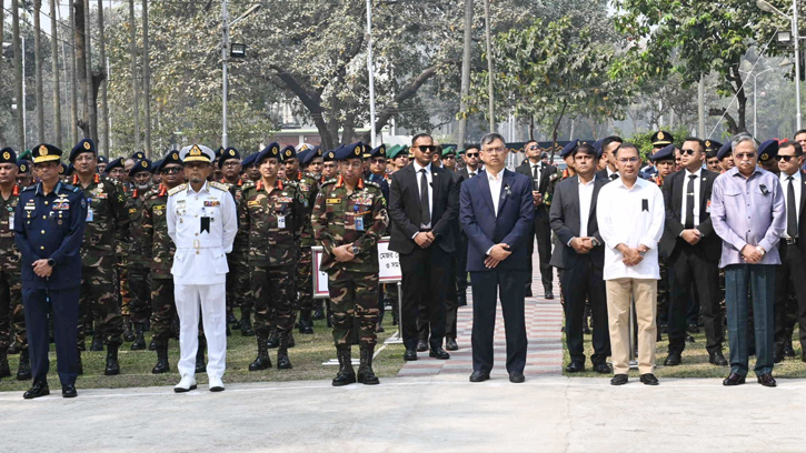 বনানী সামরিক কবরস্থানে শ্রদ্ধা জানালেন রাষ্ট্রপতি ও প্রধানমন্ত্রী