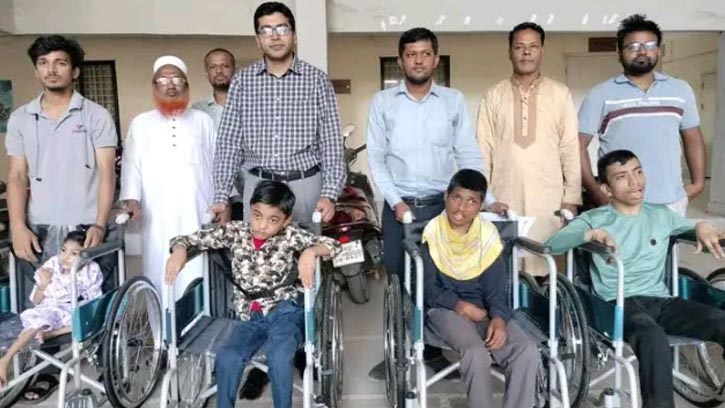 বোয়ালখালীতে প্রতিবন্ধী শিশুদের মাঝে হুইলচেয়ার বিতরণ 