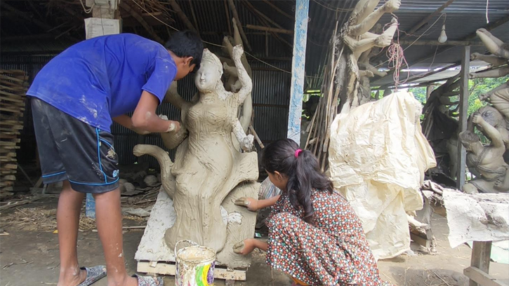 স্বামীর পাশে দাঁড়িয়ে প্রতিমা গড়ছেন কুড়িগ্রামের নারী শিল্পীরা