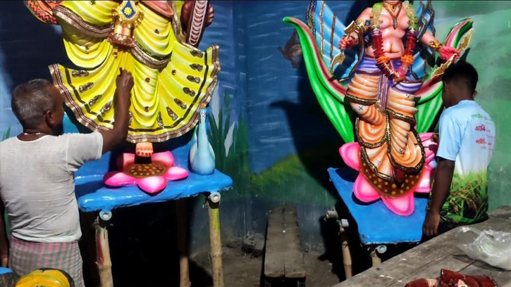 পঞ্চগড়ে শেষ মুহূর্তে প্রতিমা সাজাতে ব্যস্ত কারিগররা